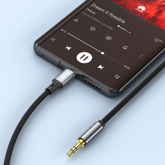 Zwarte audiokabel met metalen connector aangesloten op een moderne smartphone met muziekapp.