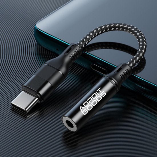 Zwarte gevlochten USB-C naar 3,5 mm audio adapter kabel met AdroitGoods merknaam