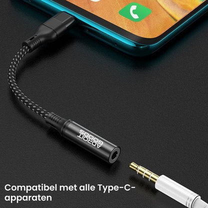 Zwarte gevlochten adapterkabel met USB-C aansluiting en 3,5mm audio jack op zwarte achtergrond