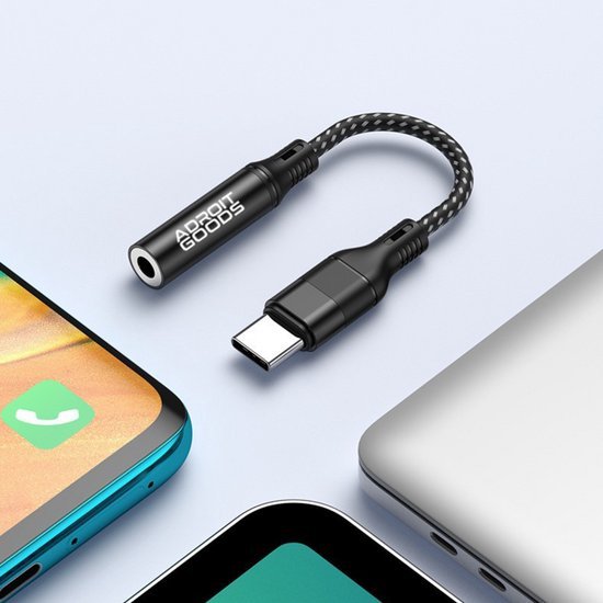Zwarte USB-C naar 3,5 mm audio-adapter met gevlochten kabel op witte achtergrond