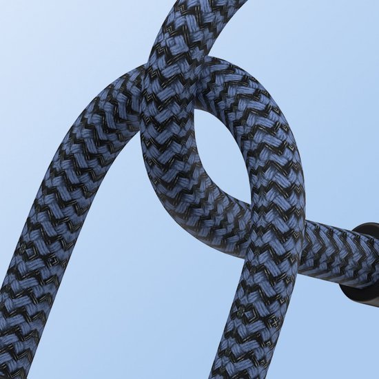 Detail van een zwart-blauw gevlochten kabel tegen een lichte blauwe achtergrond.