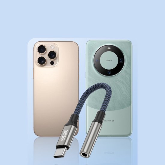 Twee smartphones met een metalen adapterkabel voor audioverbindingen in donkerblauw