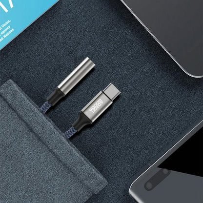 Usb type c naar 3,5 mm hoofdtelefoonaansluiting adapter in een donkerblauwe hoes