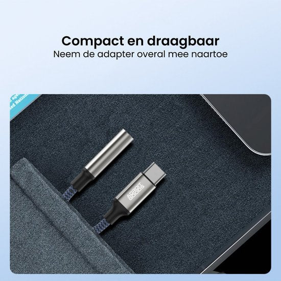 Compact draagbare adapter met metalen behuizing en gevlochten kabel in donkerblauw