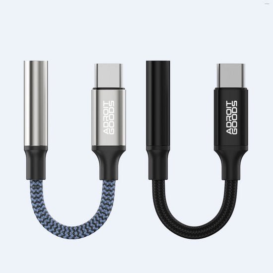 Twee verschillende kleurige AdroitGoods adapters met USB-C en 3,5 mm aansluiting