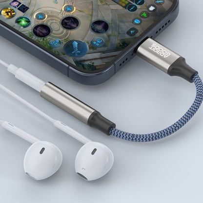 Smartphone verbonden met oordopjes via een korte blauwe gevlochten kabeladapter.