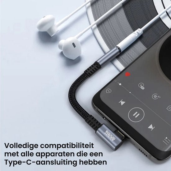 Witte oordopjes aangesloten op een zwart Type-C naar 3,5 mm adapter bij een smartphone scherm