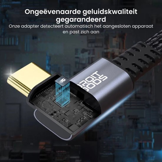 Close-up van een geavanceerde kabeladapter met zichtbare elektronische componenten en AdroitGoods logo