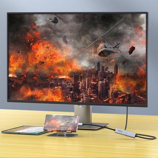 Helikopter vliegt boven brandende stad met rook en vlammen op computerscherm en telefoon