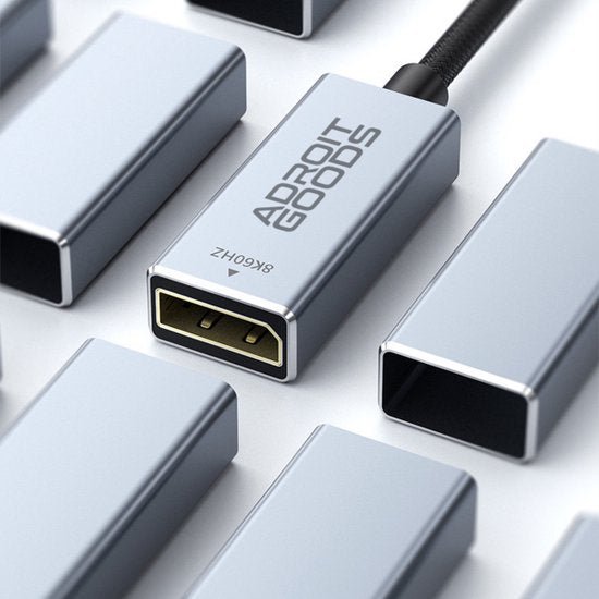 Zilverkleurige AdroitGoods kabeladapter met metalen behuizing en hoogwaardige afwerking zichtbaar.