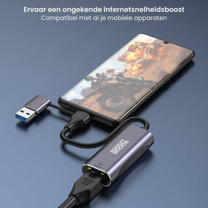 USB-netwerkadapter aangesloten op smartphone met spelbeeld op scherm en kabels