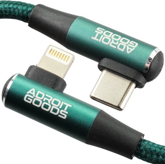 Groene en zwarte oplaadkabel met USB-C en lightning connectoren en Adroit Goods logo's