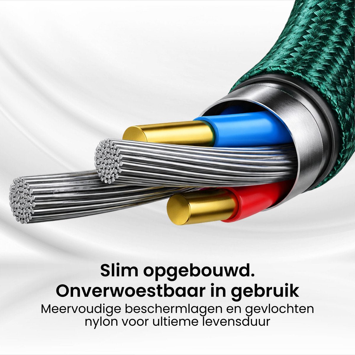 Close-up van gevlochten nylon omhulde elektrische kabel met blauwe, rode en gouden binnenkabels