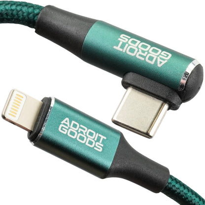 groene gevlochten oplaadkabel met usb-c en lightning aansluitingen van Adroit Goods