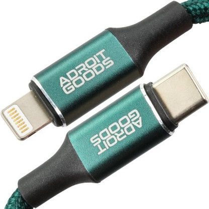 Duim RGB-kabel met groene AdroitGoods behuizing en zwarte beschermkappen.