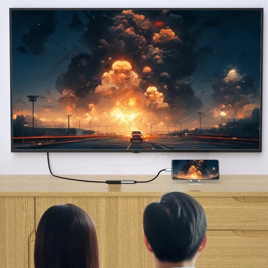 Tv en telefoon verbonden, kijkend naar spectaculaire explosie tijdens autorit in avondschemering.