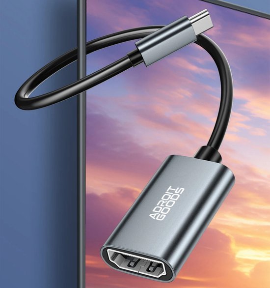 Grijze metalen adapterkabel van USB-C naar HDMI met zwart snoer tegen luchtachtergrond