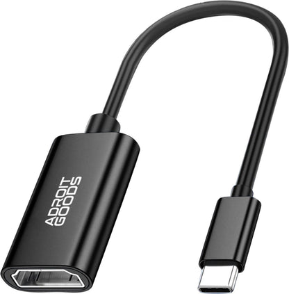 Zwarte adapterkabel met USB-C aansluiting en aansluitstuk met Adroit Goods logo zichtbaar