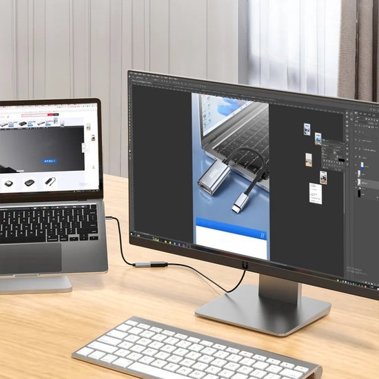 Werkplek met laptop en extern beeldscherm op houten bureau met draadloze toetsenbord