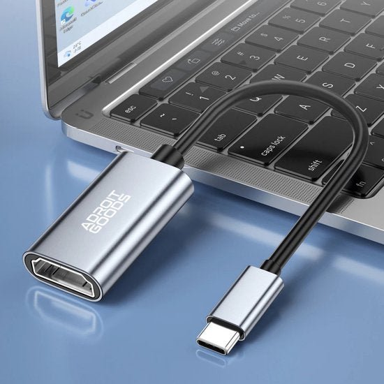 slanke zilverkleurige USB-C adapter met kabel aangesloten op laptoppoort