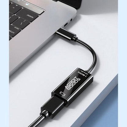 zwart AdroitGoods USB-C naar HDMI adapter aangesloten op laptop voor videoverbinding