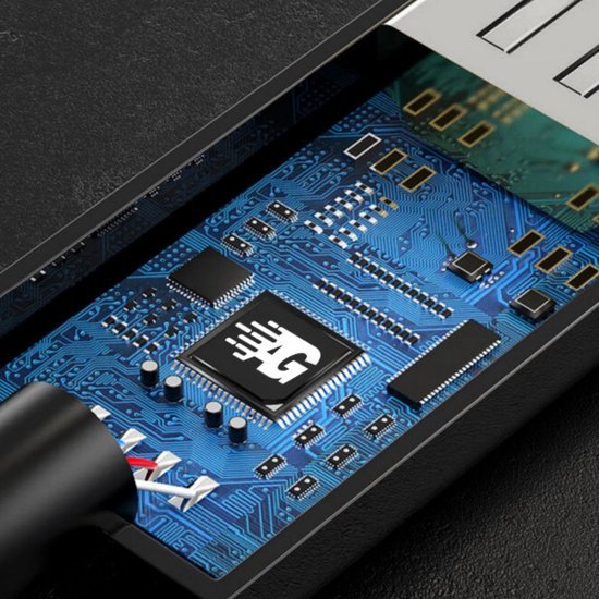 close-up van een blauw elektronisch circuit met chip en verbonden kabel op zwart oppervlak