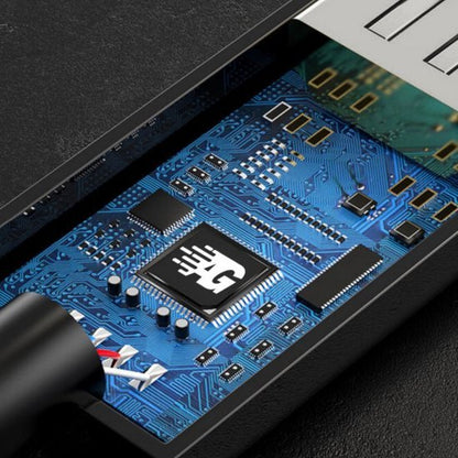 close-up van een blauw elektronisch circuit met chip en verbonden kabel op zwart oppervlak