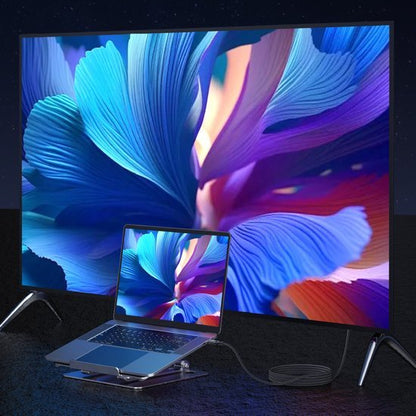 Laptop aangesloten op groot scherm met kleurrijke abstracte bloemweergave