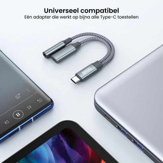 Adapterkabel universeel compatibel met type-C apparaten, dichtbij draadloze oordopjes en laptop