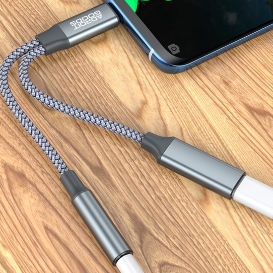 Grijze gevlochten kabel met metalen connectoren verbonden met een smartphone op houten oppervlak