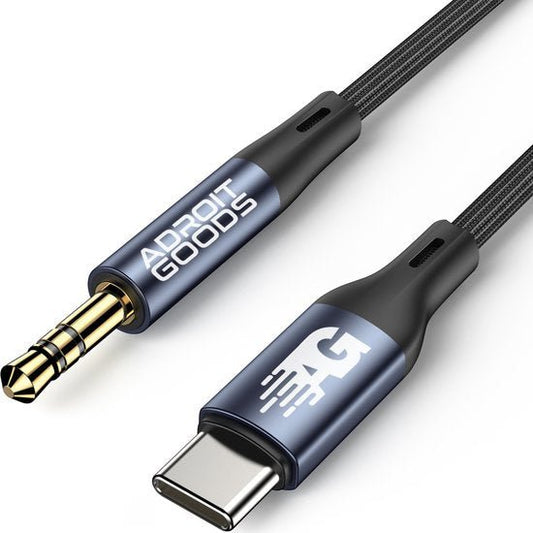 Zwarte kabel met USB-C naar 3,5 mm audio jack en metalen behuizing met AdroitGoods logo