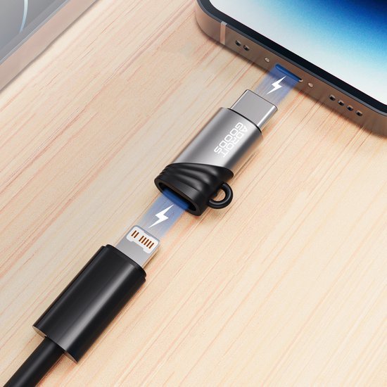 Zilver metalen adapter die een lightning kabel verbindt met een USB-C poort op een mobiel apparaat