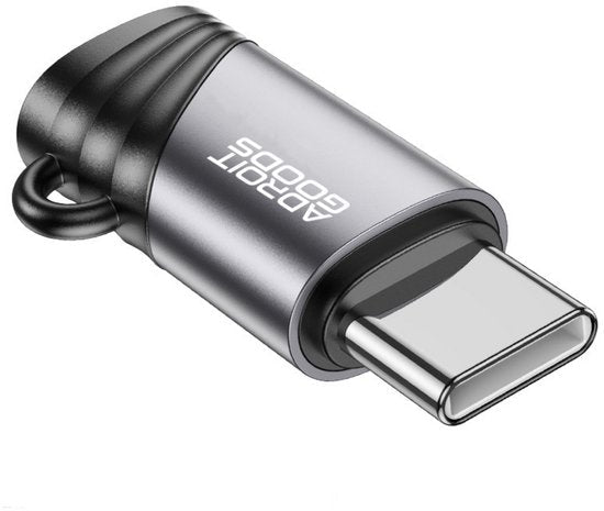 compact zilverkleurig usb-c adapter met zwarte kap en merknaam adroitgoods zichtbaar