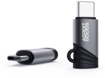 twee adapters met USB-C aansluiting en grijze behuizing met zwarte accenten naast elkaar