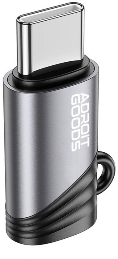 close-up van een grijs metalen usb-c adapter met zwarte rubberen accenten en merknaam zichtbaar