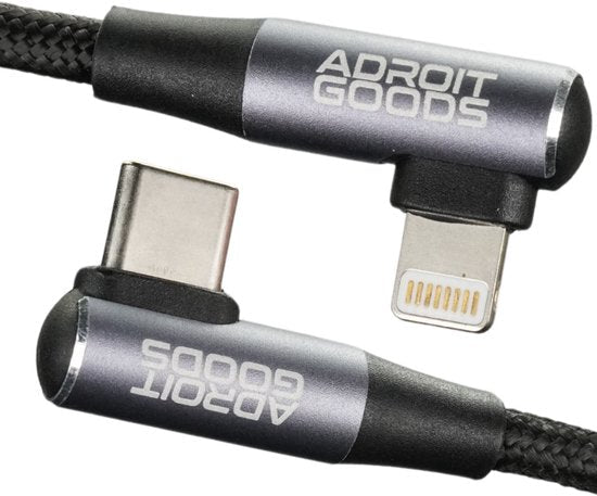 Zwarte gevlochten USB-C naar Lightning kabel met AdroitGoods merklabels in grijs zwart