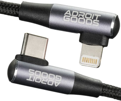Zwarte gevlochten USB-C naar Lightning kabel met AdroitGoods merklabels in grijs zwart
