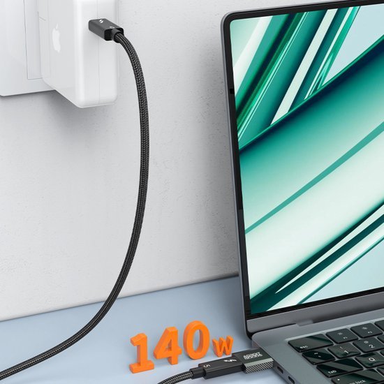 Zwarte gevlochten opladerkabel aangesloten op laptop en wandadapter met 140 wattvermogen indicator