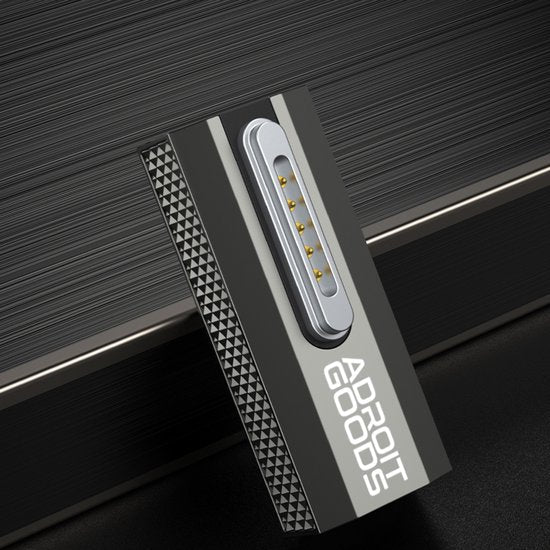 Zwart en grijs AdroitGoods elektronisch accessoire met gouden contacten en patroonrand detail