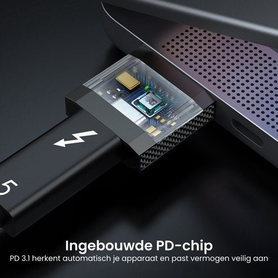 Zwarte kabel met zichtbare chip aangesloten op een modern apparaat met ventilatieopeningen