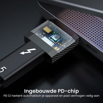 Zwarte kabel met zichtbare chip aangesloten op een modern apparaat met ventilatieopeningen