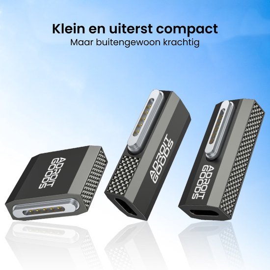 Drie compacte AdroitGoods adapters met metalen behuizing en magnetische aansluiting op blauwe achtergrond