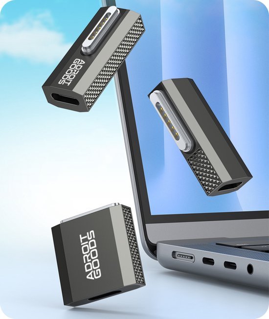 Zwarte magnetische oplaadkabeladapter met tekst zichtbaar naast laptop met blauwe lucht achtergrond