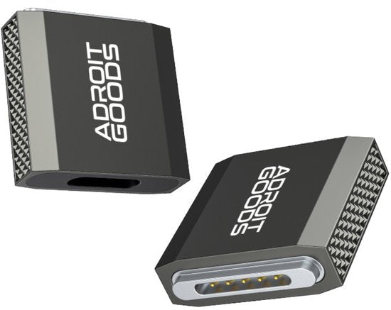 Twee zwarte AdroitGoods kabeladapters met metalen connector en geribbeld ontwerp.