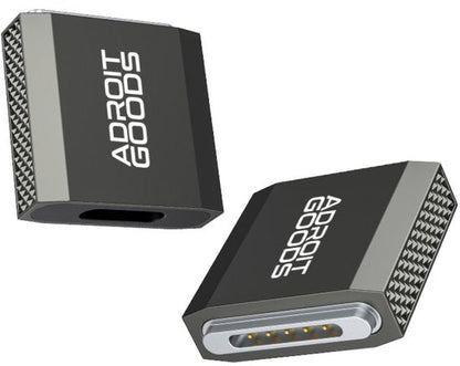 Twee zwarte AdroitGoods kabeladapters met metalen connector en geribbeld ontwerp.