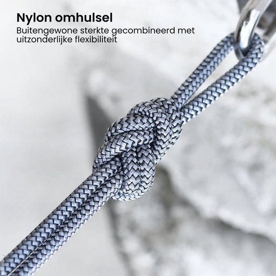 Grijs nylon koord met knoop en metalen haak, sterke en flexibele afwerking zichtbaar.