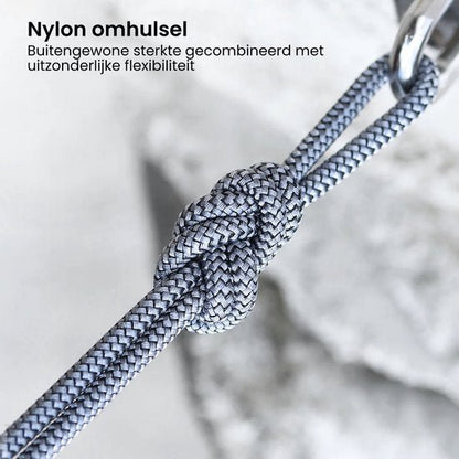 Grijs nylon koord met knoop en metalen haak, sterke en flexibele afwerking zichtbaar.