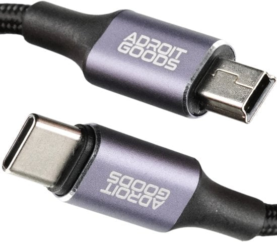 Close-up van een paars AdroitGoods kabel met USB-C en Mini-USB connectoren aan beide uiteinden