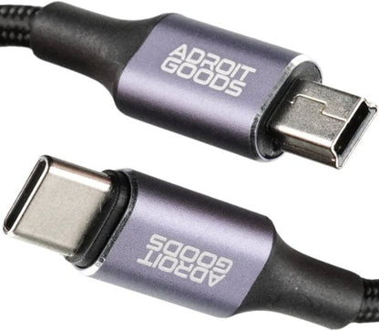 Close-up van een paars AdroitGoods kabel met USB-C en Mini-USB connectoren aan beide uiteinden