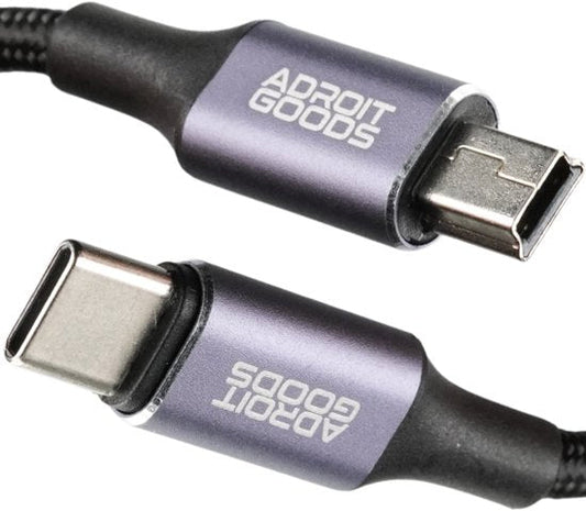 Close-up van een paars AdroitGoods kabel met USB-C en Mini-USB connectoren aan beide uiteinden